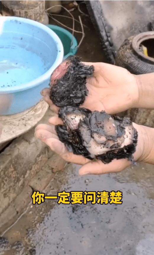 阜陽(yáng)民房起火，老人的‘防老錢(qián)’化成了一堆黑炭
